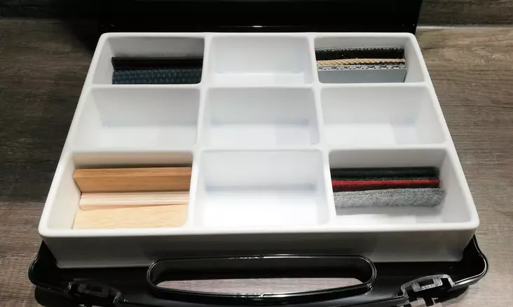 Naloux iso musta jälkiesinesalkku sis. 9 kpl jälkiesineitä - Jälkiesineet - 5828 - 1