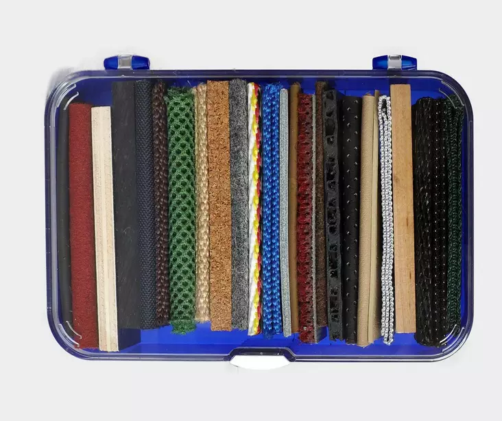 Naloux sininen jälkiesinelaatikko sis. 22 kpl jälkiesineitä - Jälkiesineet - 5829 - 1